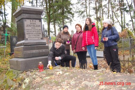 За ініціативи Спілки поляків України відбулося прибирання Польського цвинтаря