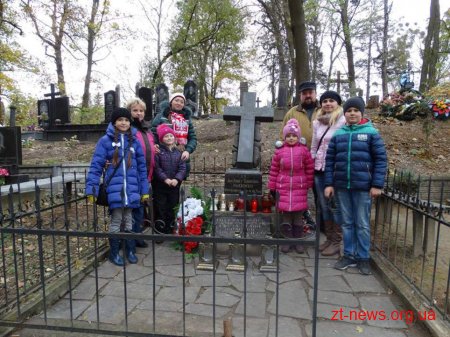 За ініціативи Спілки поляків України відбулося прибирання Польського цвинтаря