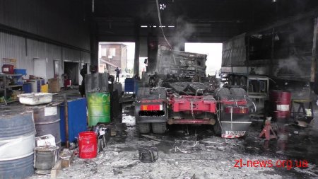 Поблизу Житомира у приміщенні шиномонтажу горіли дві вантажівки