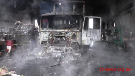 Поблизу Житомира у приміщенні шиномонтажу горіли дві вантажівки