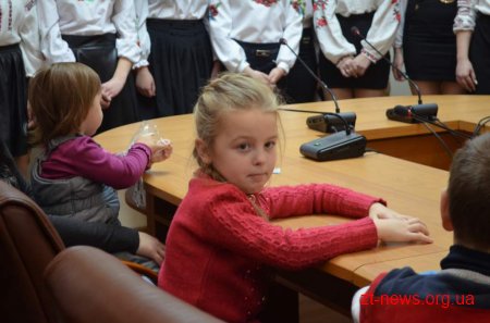 В День Святого Миколая житомирянам, що хворіють на фенілкетонурію, презентували фруктові набори