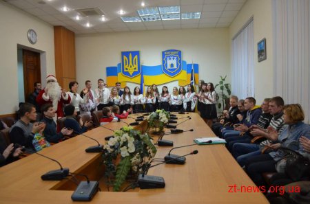 В День Святого Миколая житомирянам, що хворіють на фенілкетонурію, презентували фруктові набори