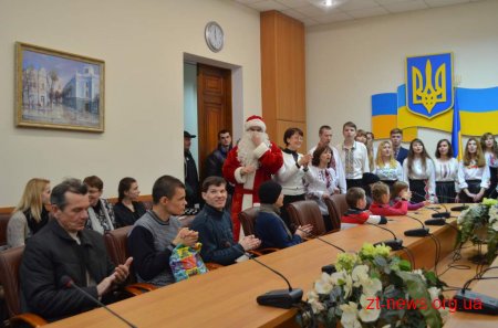 В День Святого Миколая житомирянам, що хворіють на фенілкетонурію, презентували фруктові набори