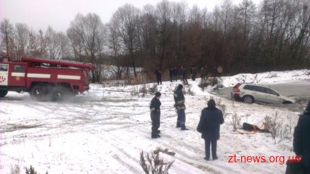 На Житомирщині рятувальники дістали автомобіль зі ставку