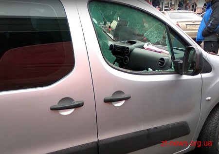У Житомирі невідомий розбив скло автомобіля та вкрав звідти сумку з готівкою