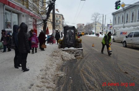 У Житомирі не розібралися, хто відповідає за прибирання снігу на зупинках