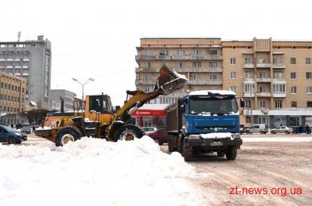 У Житомирі продовжуються роботи з очищення міста від снігу