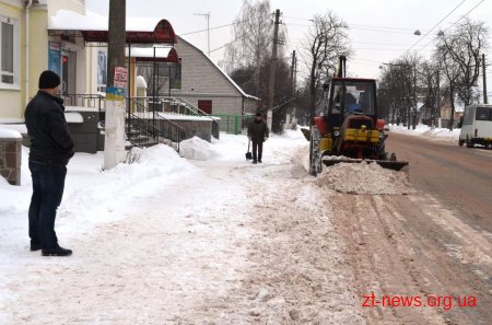 У Житомирі продовжуються роботи з очищення міста від снігу