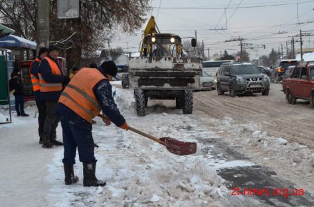У Житомирі продовжуються роботи з очищення міста від снігу