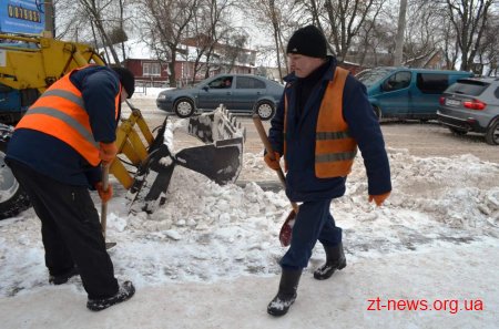 У Житомирі продовжуються роботи з очищення міста від снігу