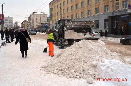 У Житомирі продовжуються роботи з очищення міста від снігу