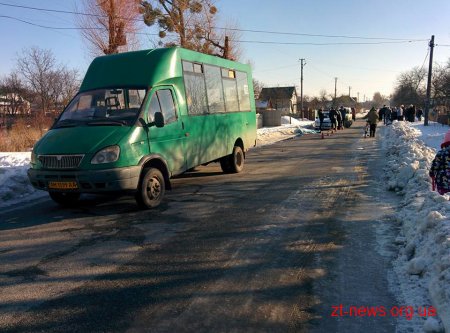 Поблизу Житомира чоловік випав з маршрутки на ходу