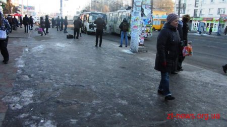 Мер Житомира вважає прибирання снігу на тротуарах та зупинках незадовільним
