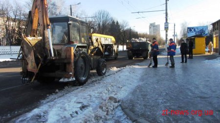 Мер Житомира вважає прибирання снігу на тротуарах та зупинках незадовільним