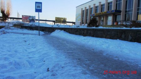 Мер Житомира вважає прибирання снігу на тротуарах та зупинках незадовільним