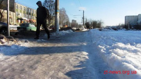 Мер Житомира вважає прибирання снігу на тротуарах та зупинках незадовільним