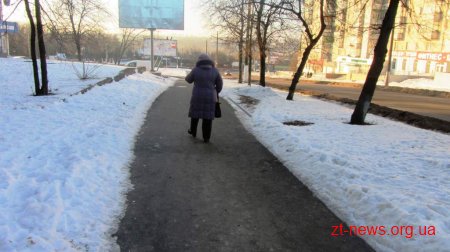 Мер Житомира вважає прибирання снігу на тротуарах та зупинках незадовільним