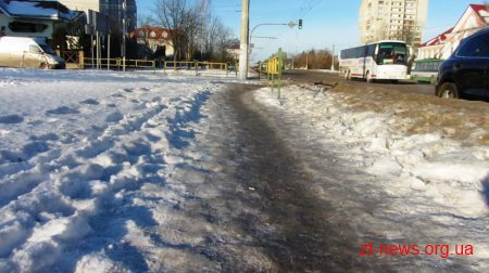 Мер Житомира вважає прибирання снігу на тротуарах та зупинках незадовільним