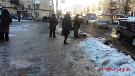 Мер Житомира вважає прибирання снігу на тротуарах та зупинках незадовільним