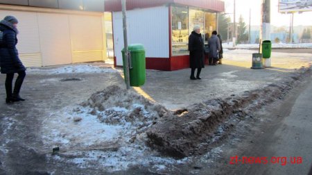 Мер Житомира вважає прибирання снігу на тротуарах та зупинках незадовільним