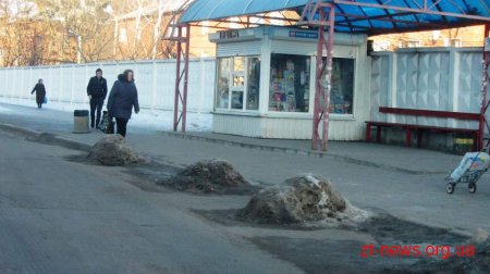 Мер Житомира вважає прибирання снігу на тротуарах та зупинках незадовільним