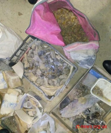В Житомирі викрили підпільний цех з обробки бурштину і напівдорогоцінного каміння
