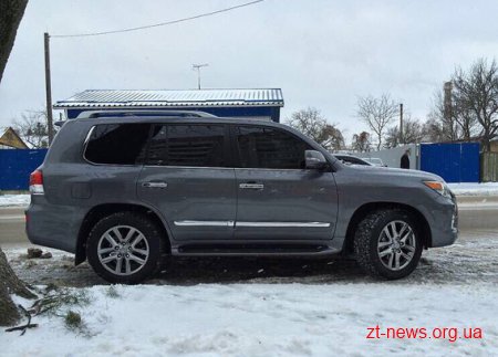 Викрадений "Lexus" поліцейські знайшли та повернули власникові