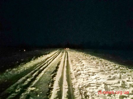 На Житомирщині зі снігових заметів вивільнили 6 авто