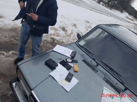Заступника начальника відділення поліції затримали під час одержання хабара