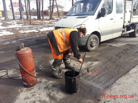 Шляховики області розпочали аварійний ямковий ремонт доріг