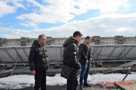 Житомирянин збудував на даху 5-поверхівки сонячну електростанцію
