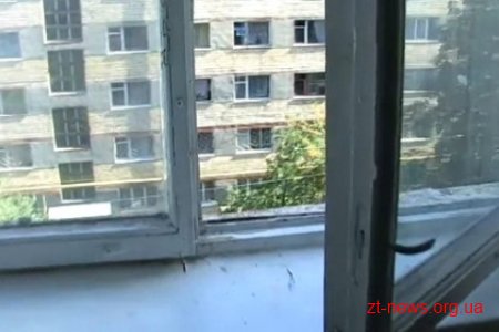 Студент одного з житомирських вишів впав з 3-го поверху гуртожитку Студент одного з житомирських вишів впав з 3-го поверху гуртожитку