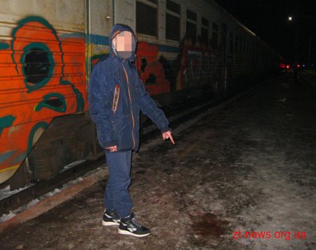 Четверо молодиків зненацька нападали на жителів Коростеня та відбирали у них цінні речі