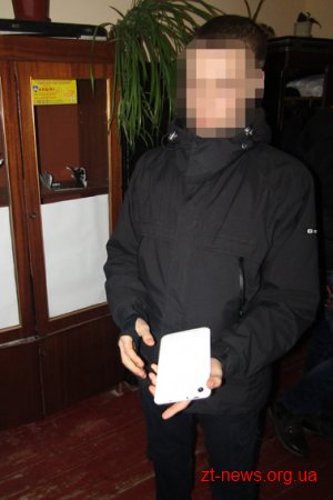 Четверо молодиків зненацька нападали на жителів Коростеня та відбирали у них цінні речі