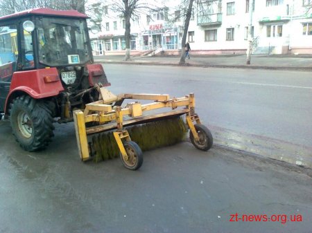 Розпочалося прибирання тротуарів вздовж центральних вулиць міста