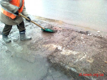 Розпочалося прибирання тротуарів вздовж центральних вулиць міста