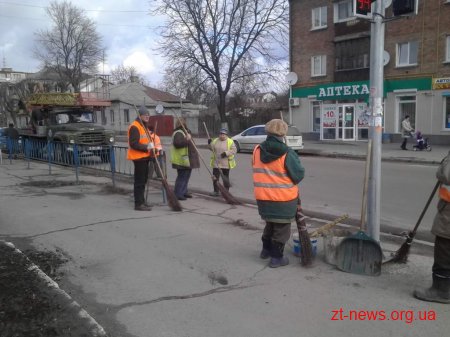 Розпочалося прибирання тротуарів вздовж центральних вулиць міста