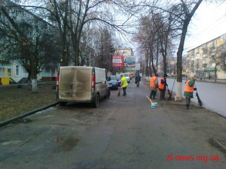 Розпочалося прибирання тротуарів вздовж центральних вулиць міста