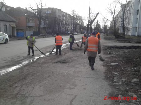Розпочалося прибирання тротуарів вздовж центральних вулиць міста