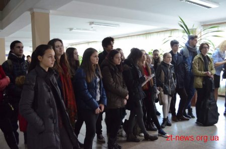 У обласній бібліотеці презентували виставку «Мами малюють»