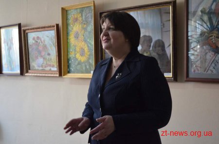 У обласній бібліотеці презентували виставку «Мами малюють»