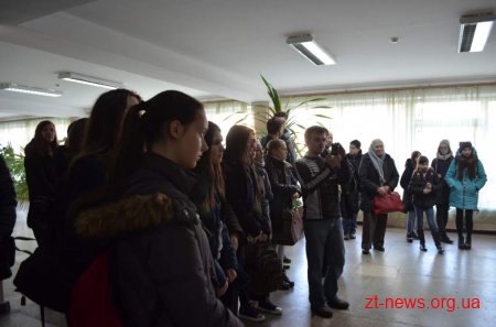 У обласній бібліотеці презентували виставку «Мами малюють»