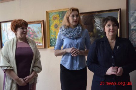 У обласній бібліотеці презентували виставку «Мами малюють»