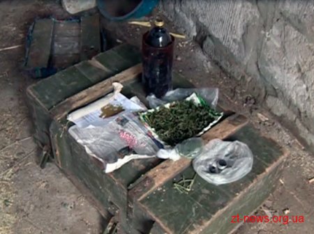 Поліція виявила склад боєприпасів та наркотики