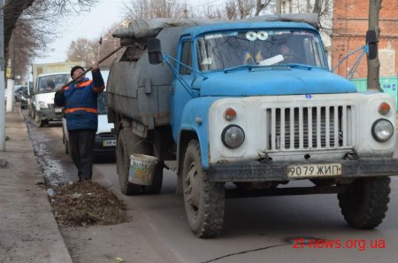 Комунальники здійснюють санітарне прибирання міста