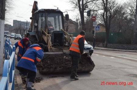 Комунальники здійснюють санітарне прибирання міста