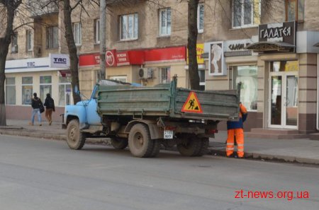 Комунальники здійснюють санітарне прибирання міста