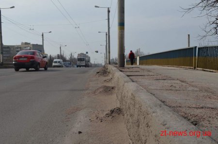Комунальники здійснюють санітарне прибирання міста