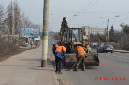 Комунальники здійснюють санітарне прибирання міста