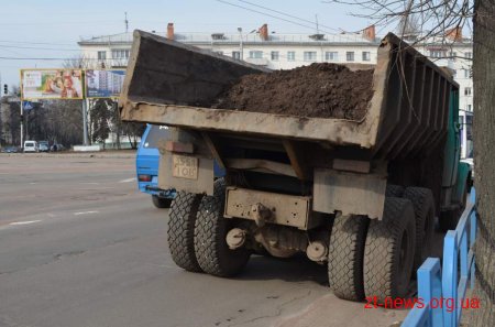 Комунальники здійснюють санітарне прибирання міста